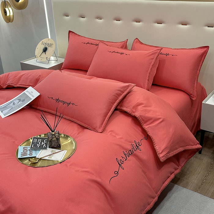 91家纺网 家纺一手货源 找家纺 2025新款13374全棉母婴级贝壳绣宽边枕套纯色刺绣三角针四件套全棉贡缎新疆长绒字母款 贝壳绣-宝石红