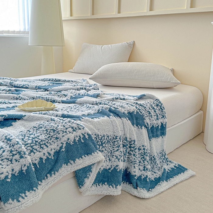 91家纺网 家纺一手货源 找家纺 枋梢家纺 2025新款ins风条纹阳离子提花保暖毛毯 蓝韵