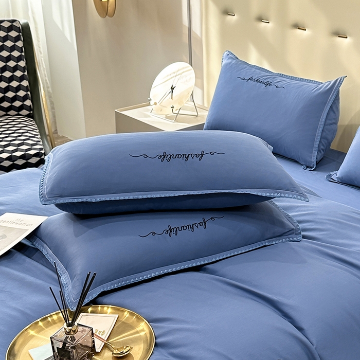 91家纺网 家纺一手货源 找家纺 2025新款13374全棉母婴级贝壳绣宽边枕套纯色刺绣三角针四件套全棉贡缎新疆长绒字母款 贝壳绣-宾利蓝