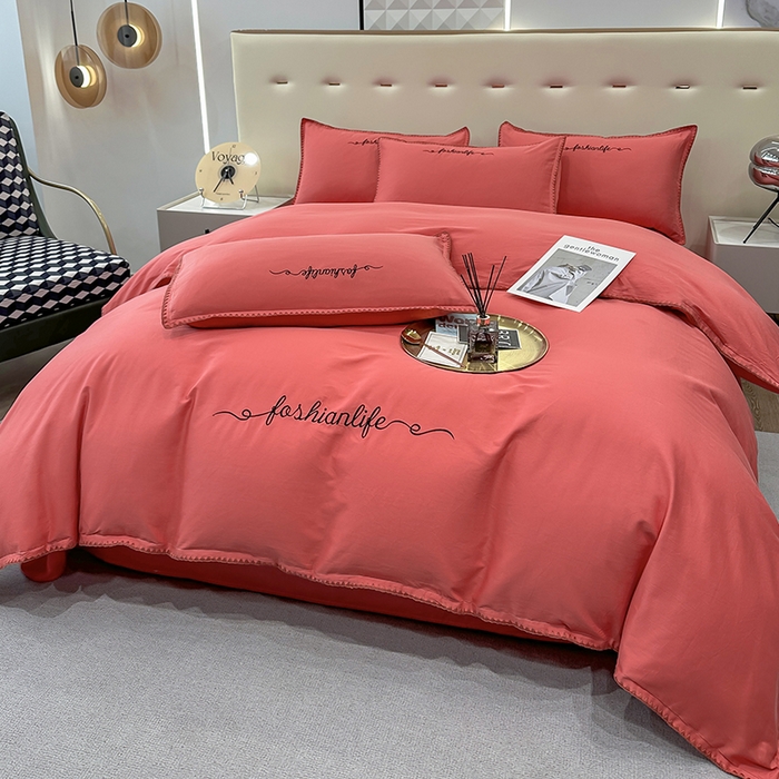 91家纺网 家纺一手货源 找家纺 2025新款13374全棉母婴级贝壳绣宽边枕套纯色刺绣三角针四件套全棉贡缎新疆长绒字母款 贝壳绣-宝石红