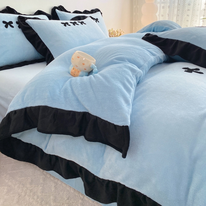 91家纺网 家纺一手货源 找家纺 梦莱斯2025新款黑边绣花牛奶绒四件套 蝴蝶结-蓝