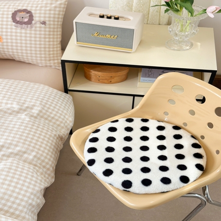 美茉家居 2025新款兔毛绒波点坐垫 黑波白