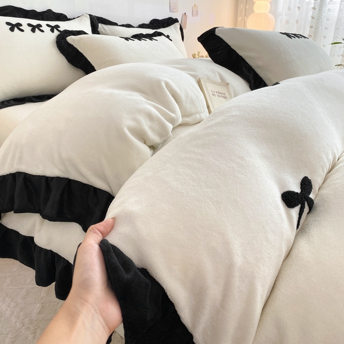 91家纺网 家纺一手货源 找家纺 梦莱斯2025新款黑边绣花牛奶绒四件套 蝴蝶结-白