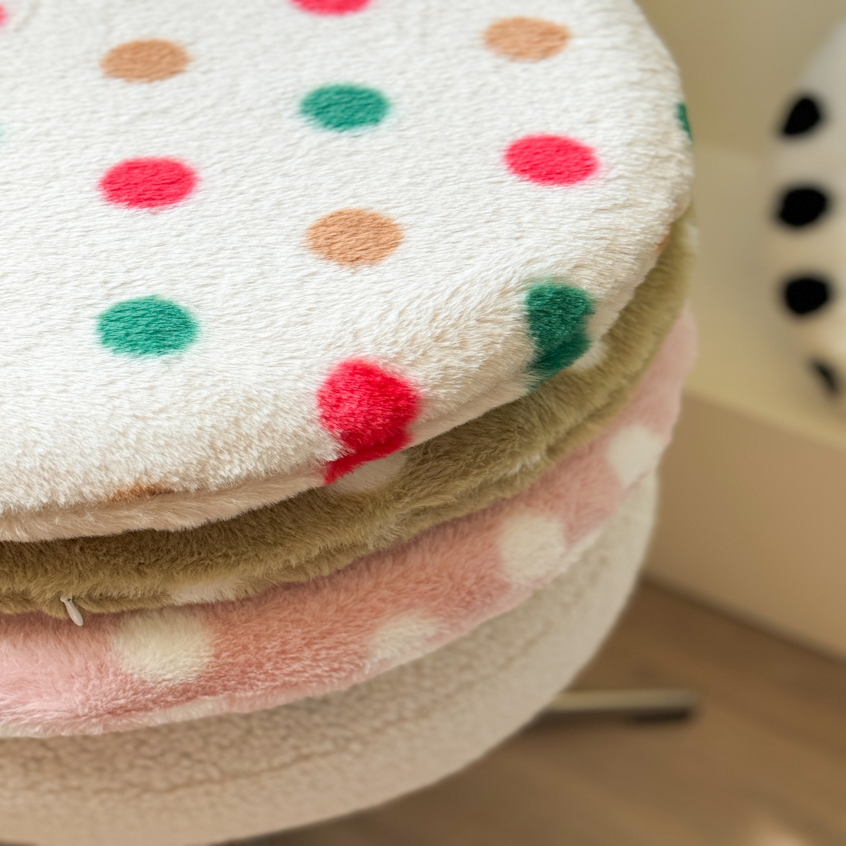 91家纺网 家纺一手货源 找家纺 （总）美茉家居 2025新款兔毛绒波点坐垫