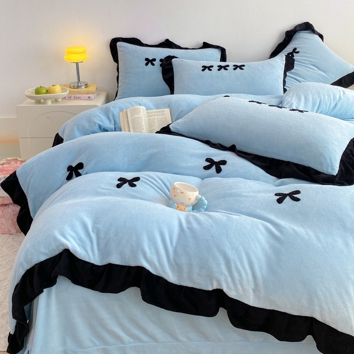 91家纺网 家纺一手货源 找家纺 梦莱斯2025新款黑边绣花牛奶绒四件套 蝴蝶结-蓝
