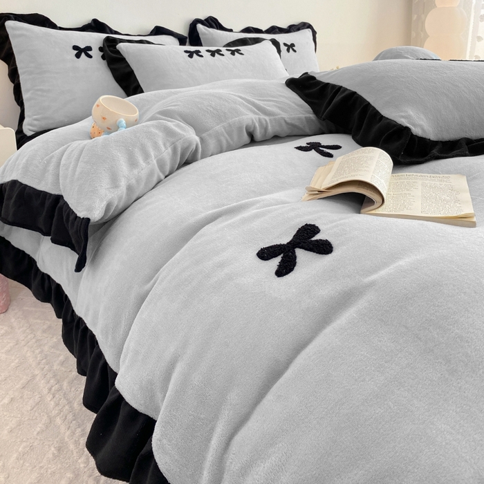 91家纺网 家纺一手货源 找家纺 梦莱斯2025新款黑边绣花牛奶绒四件套 蝴蝶结-灰