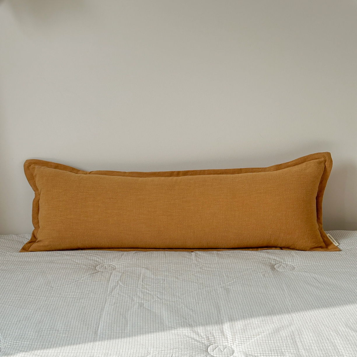 91家纺网 家纺一手货源 找家纺 美茉家居 2025新款棉麻宽边长枕 摩卡棕