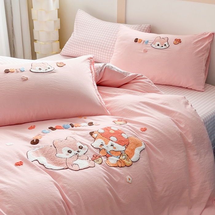 91家纺网 家纺一手货源 找家纺 青螺家纺 2025春夏新款云朵棉毛巾绣卡通可爱三件套四件套学生套件 松鼠MM 粉小格