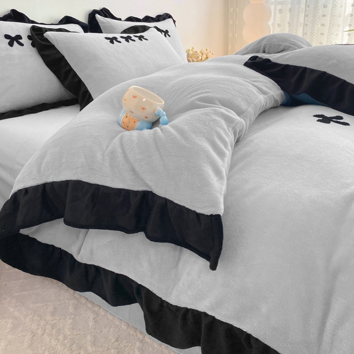 91家纺网 家纺一手货源 找家纺 梦莱斯2025新款黑边绣花牛奶绒四件套 蝴蝶结-灰