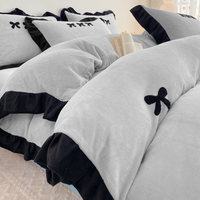 91家纺网 家纺一手货源 找家纺 梦莱斯2025新款黑边绣花牛奶绒四件套 蝴蝶结-灰