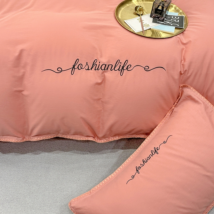 91家纺网 家纺一手货源 找家纺 2025新款13374全棉母婴级贝壳绣宽边枕套纯色刺绣三角针四件套全棉贡缎新疆长绒字母款 贝壳绣-奶油粉