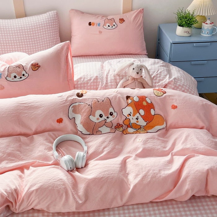 91家纺网 家纺一手货源 找家纺 青螺家纺 2025春夏新款云朵棉毛巾绣卡通可爱三件套四件套学生套件 松鼠MM 粉小格