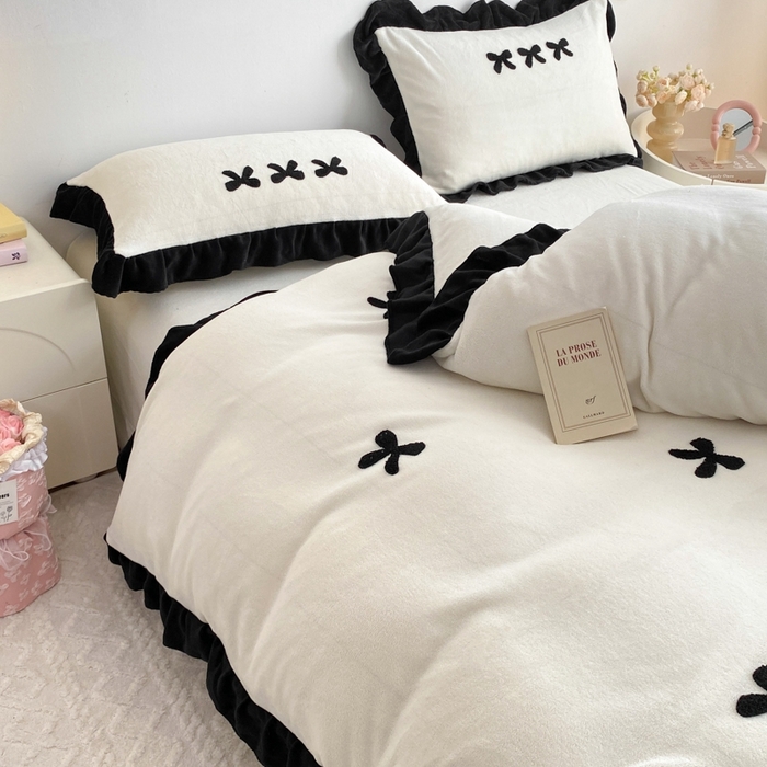 91家纺网 家纺一手货源 找家纺 梦莱斯2025新款黑边绣花牛奶绒四件套 蝴蝶结-白