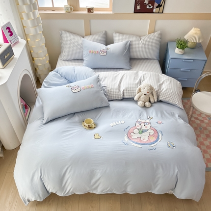 91家纺网 家纺一手货源 找家纺 青螺家纺 2025春夏新款云朵棉毛巾绣卡通可爱三件套四件套学生套件 游泳圈圈 兰小格