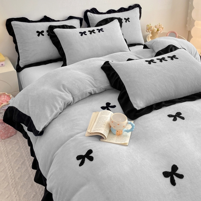 91家纺网 家纺一手货源 找家纺 梦莱斯2025新款黑边绣花牛奶绒四件套 蝴蝶结-灰