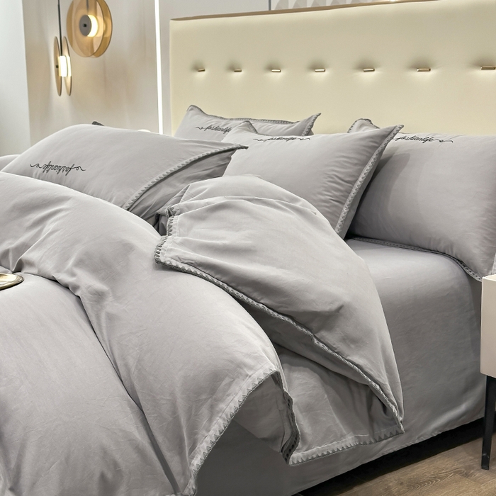 91家纺网 家纺一手货源 找家纺 2025新款13374全棉母婴级贝壳绣宽边枕套纯色刺绣三角针四件套全棉贡缎新疆长绒字母款 贝壳绣-绅士灰