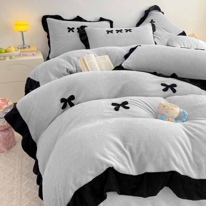 91家纺网 家纺一手货源 找家纺 梦莱斯2025新款黑边绣花牛奶绒四件套 蝴蝶结-灰