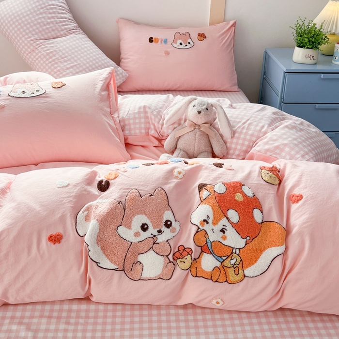 91家纺网 家纺一手货源 找家纺 青螺家纺 2025春夏新款云朵棉毛巾绣卡通可爱三件套四件套学生套件 松鼠MM 粉小格