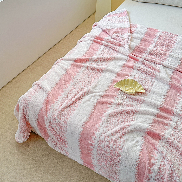 91家纺网 家纺一手货源 找家纺 枋梢家纺 2025新款ins风条纹阳离子提花保暖毛毯 樱粉