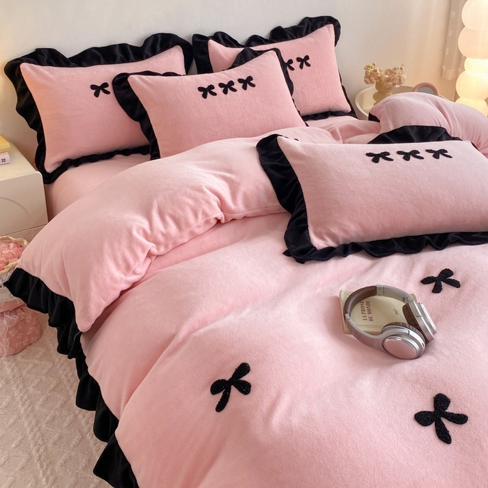 91家纺网 家纺一手货源 找家纺 梦莱斯2025新款黑边绣花牛奶绒四件套 蝴蝶结-粉