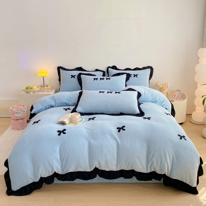 91家纺网 家纺一手货源 找家纺 梦莱斯2025新款黑边绣花牛奶绒四件套 蝴蝶结-蓝