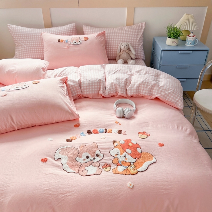 91家纺网 家纺一手货源 找家纺 青螺家纺 2025春夏新款云朵棉毛巾绣卡通可爱三件套四件套学生套件 松鼠MM 粉小格