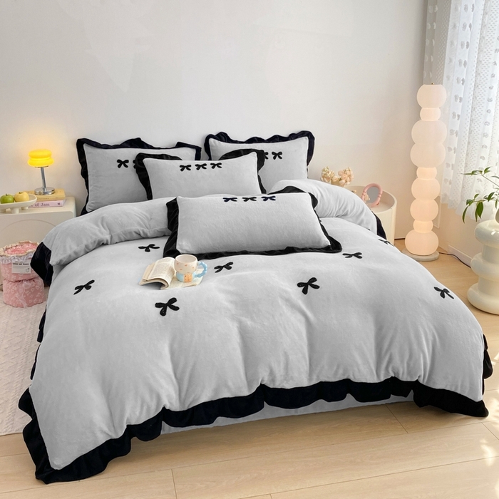 91家纺网 家纺一手货源 找家纺 梦莱斯2025新款黑边绣花牛奶绒四件套 蝴蝶结-灰