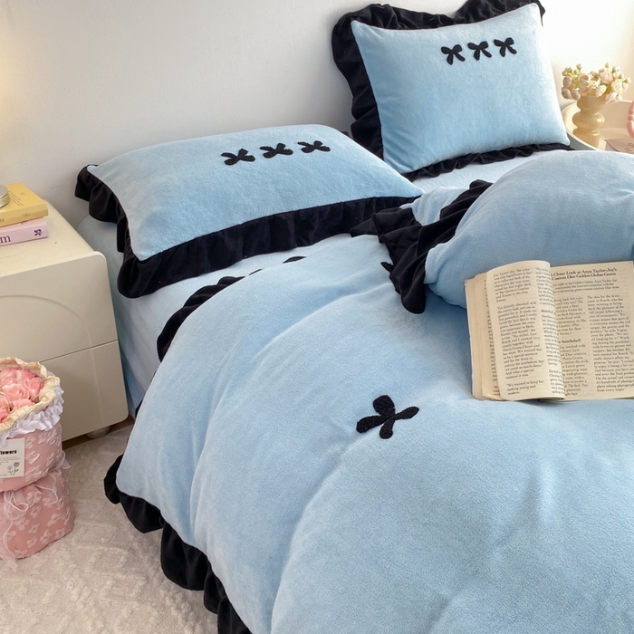 91家纺网 家纺一手货源 找家纺 梦莱斯2025新款黑边绣花牛奶绒四件套 蝴蝶结-蓝