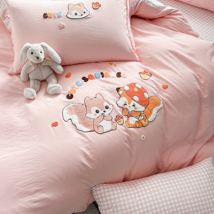 91家纺网 家纺一手货源 找家纺 青螺家纺 2025春夏新款云朵棉毛巾绣卡通可爱三件套四件套学生套件 松鼠MM 粉小格