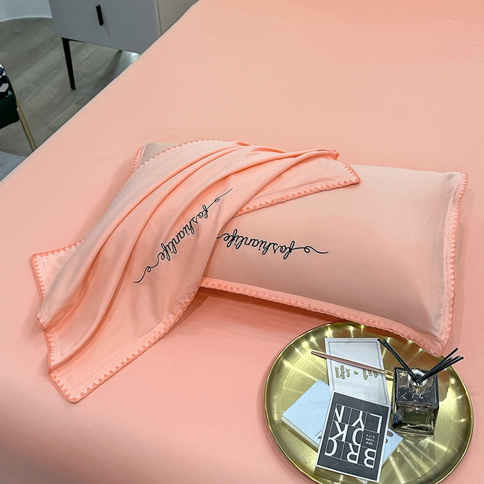 91家纺网 家纺一手货源 找家纺 2025新款13374全棉母婴级贝壳绣宽边枕套纯色刺绣三角针四件套全棉贡缎新疆长绒字母款 贝壳绣-玉颜粉