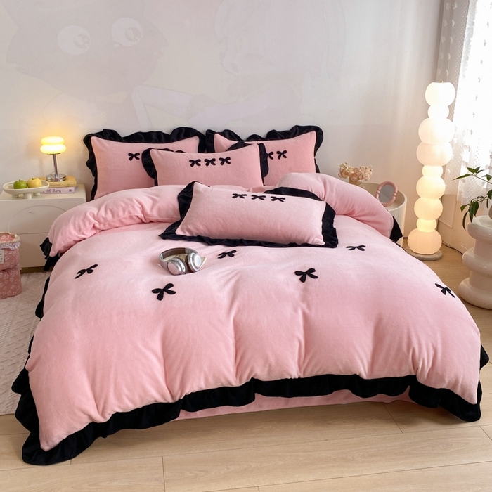 91家纺网 家纺一手货源 找家纺 梦莱斯2025新款黑边绣花牛奶绒四件套 蝴蝶结-粉