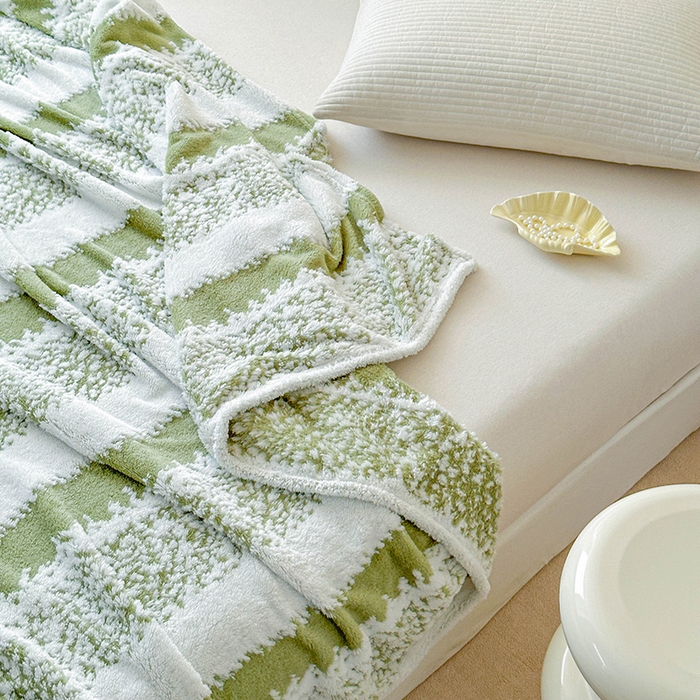 91家纺网 家纺一手货源 找家纺 枋梢家纺 2025新款ins风条纹阳离子提花保暖毛毯 绿影