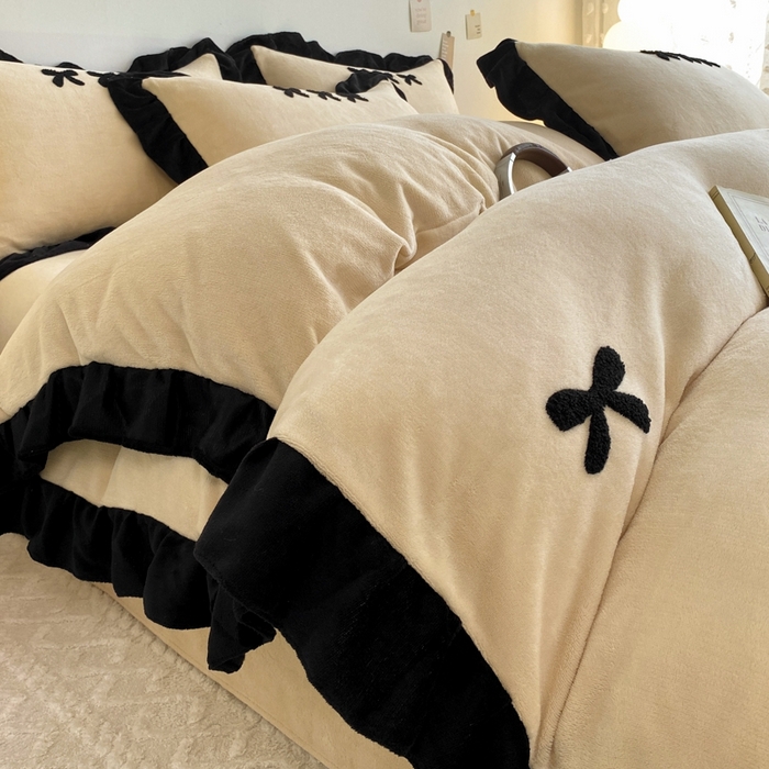 91家纺网 家纺一手货源 找家纺 梦莱斯2025新款黑边绣花牛奶绒四件套 蝴蝶结-咖