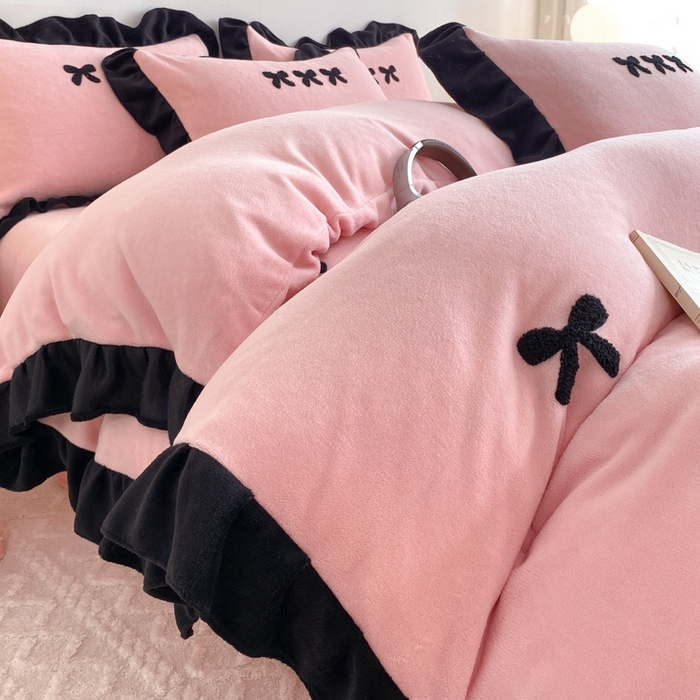 91家纺网 家纺一手货源 找家纺 梦莱斯2025新款黑边绣花牛奶绒四件套 蝴蝶结-粉