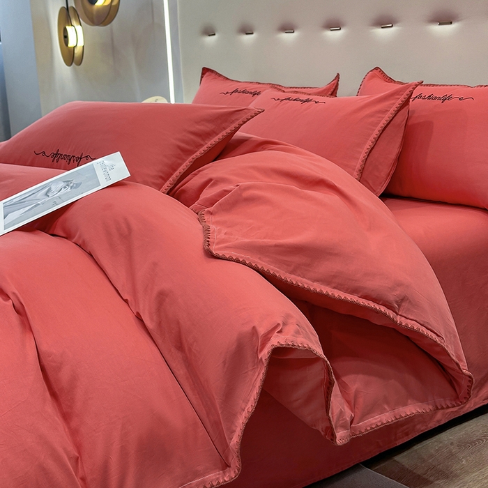 91家纺网 家纺一手货源 找家纺 2025新款13374全棉母婴级贝壳绣宽边枕套纯色刺绣三角针四件套全棉贡缎新疆长绒字母款 贝壳绣-宝石红