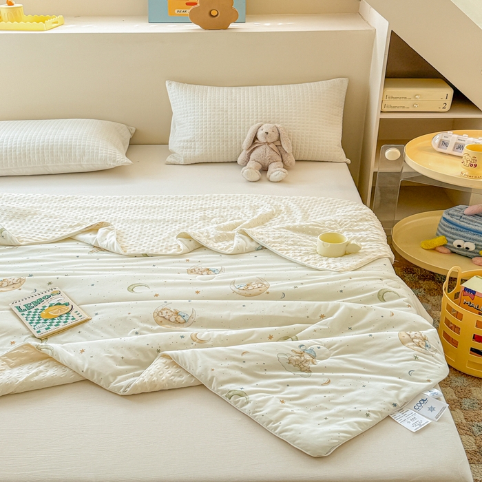 91家纺网 家纺一手货源 找家纺 米可 2025新款A类凉感丝冰豆豆夏凉被 月亮兔-米色