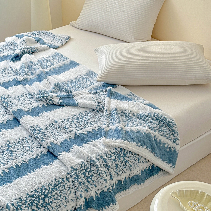 91家纺网 家纺一手货源 找家纺 枋梢家纺 2025新款ins风条纹阳离子提花保暖毛毯 蓝韵