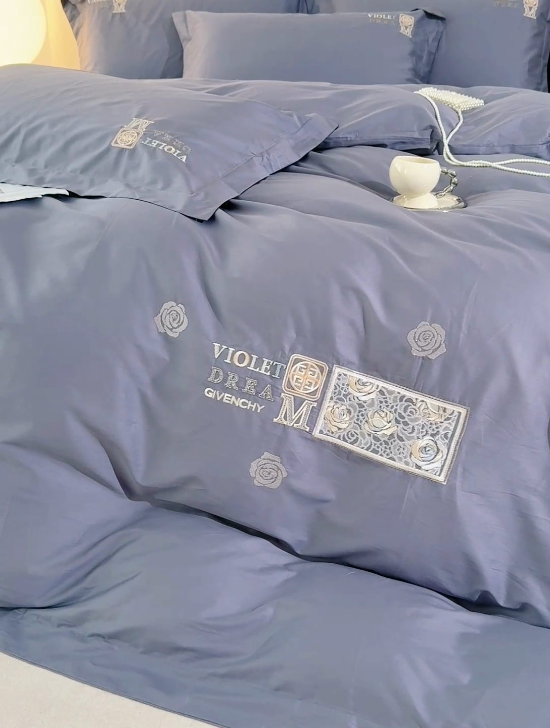 91家纺网 家纺一手货源 找家纺 优姿家纺2025新品高端加密全棉100支绣花宽边四件套 玫瑰花簇紫罗兰