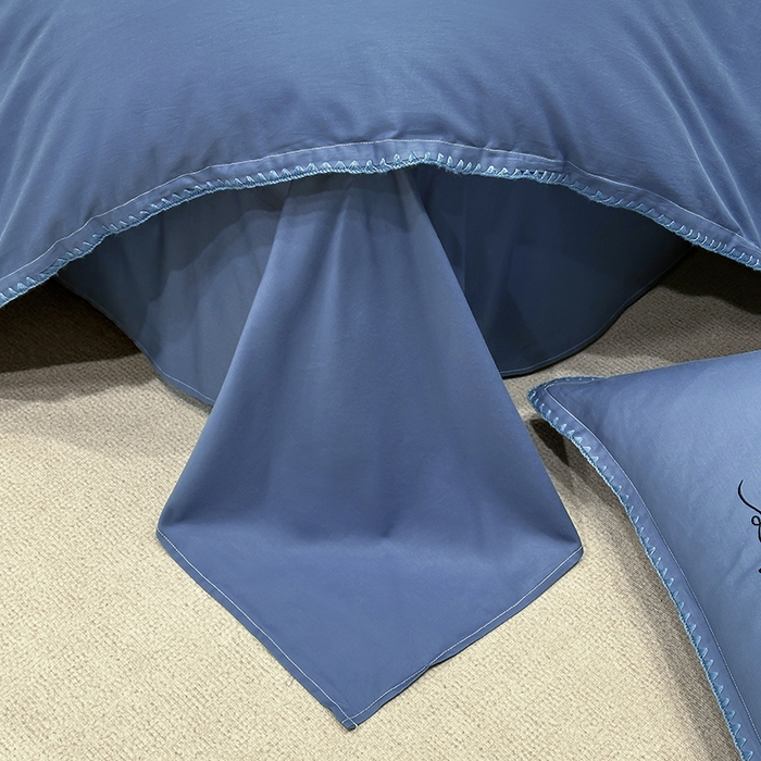 91家纺网 家纺一手货源 找家纺 2025新款13374全棉母婴级贝壳绣宽边枕套纯色刺绣三角针四件套全棉贡缎新疆长绒字母款 贝壳绣-宾利蓝