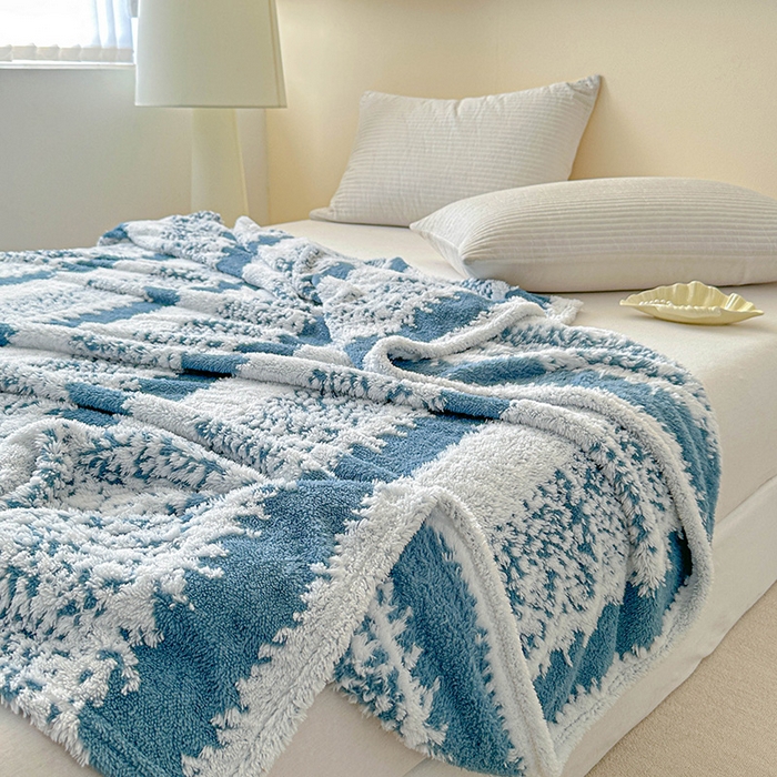 91家纺网 家纺一手货源 找家纺 枋梢家纺 2025新款ins风条纹阳离子提花保暖毛毯 蓝韵