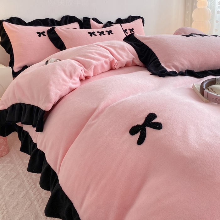 91家纺网 家纺一手货源 找家纺 梦莱斯2025新款黑边绣花牛奶绒四件套 蝴蝶结-粉