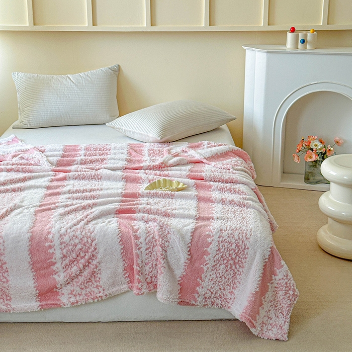 91家纺网 家纺一手货源 找家纺 枋梢家纺 2025新款ins风条纹阳离子提花保暖毛毯 樱粉