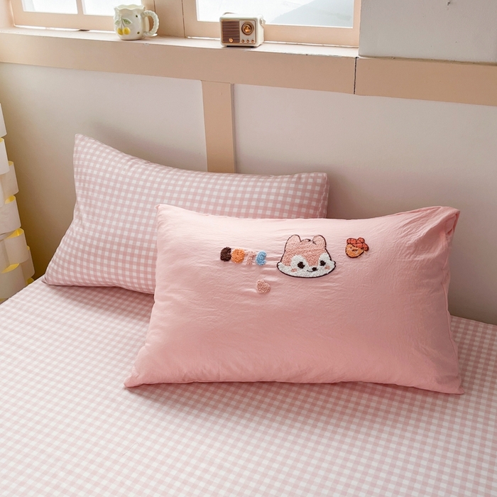 91家纺网 家纺一手货源 找家纺 青螺家纺 2025春夏新款云朵棉毛巾绣卡通可爱三件套四件套学生套件 松鼠MM 粉小格