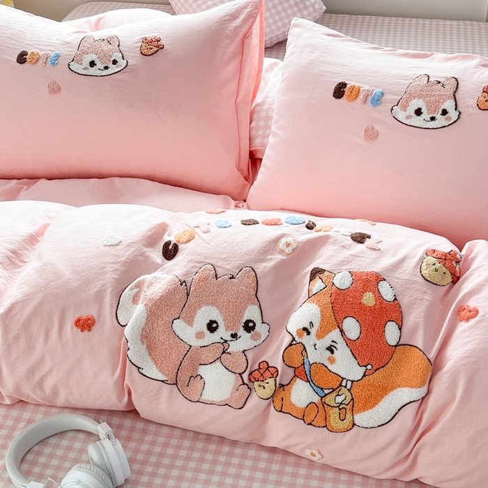 91家纺网 家纺一手货源 找家纺 青螺家纺 2025春夏新款云朵棉毛巾绣卡通可爱三件套四件套学生套件 松鼠MM 粉小格