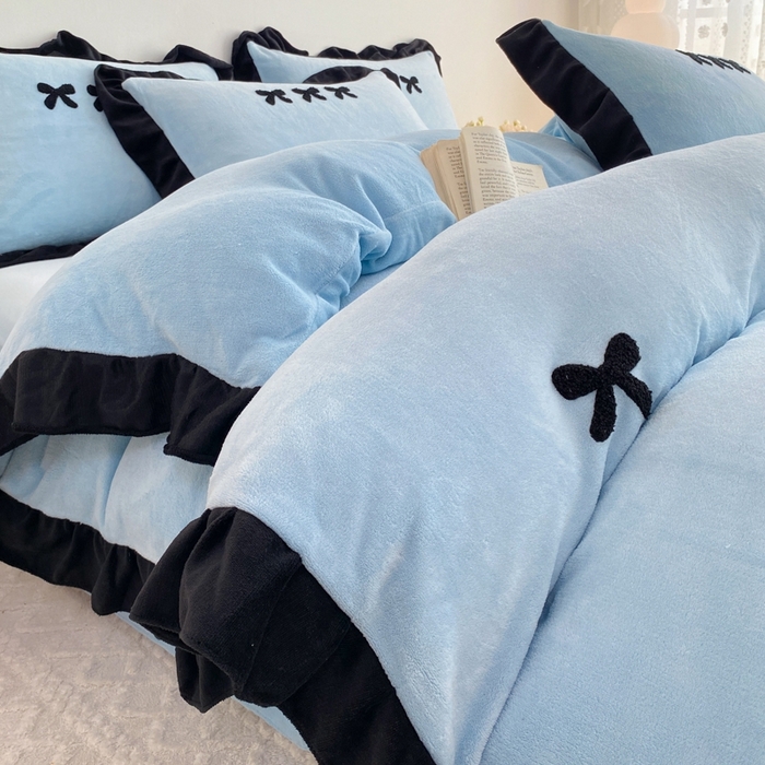 91家纺网 家纺一手货源 找家纺 梦莱斯2025新款黑边绣花牛奶绒四件套 蝴蝶结-蓝