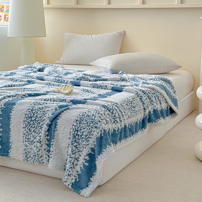 91家纺网 家纺一手货源 找家纺 枋梢家纺 2025新款ins风条纹阳离子提花保暖毛毯 蓝韵