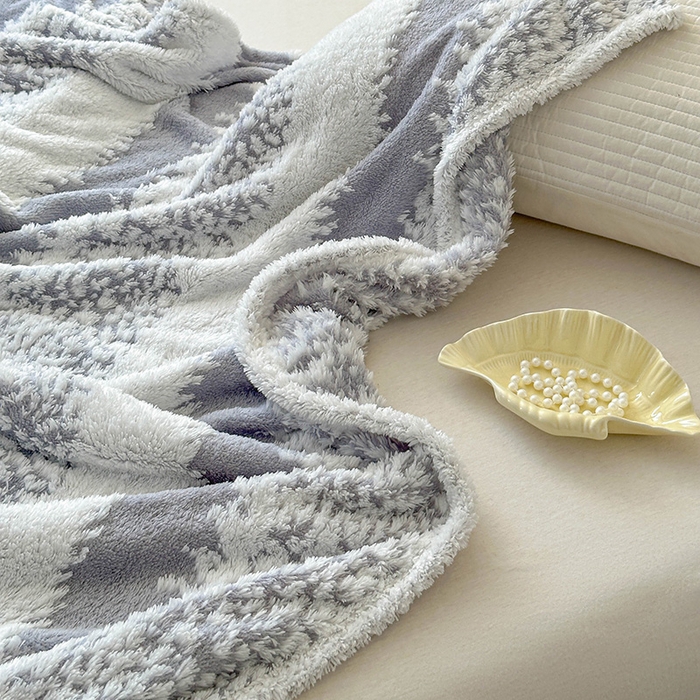 91家纺网 家纺一手货源 找家纺 枋梢家纺 2025新款ins风条纹阳离子提花保暖毛毯 静灰