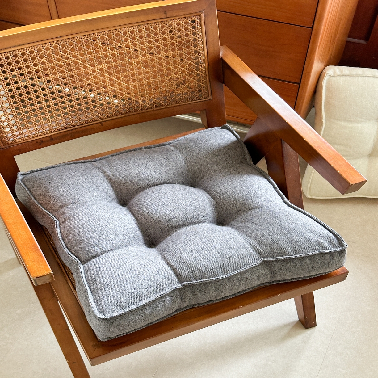 91家纺网 家纺一手货源 找家纺 美茉家居 2025新款棉麻面包坐垫 深灰