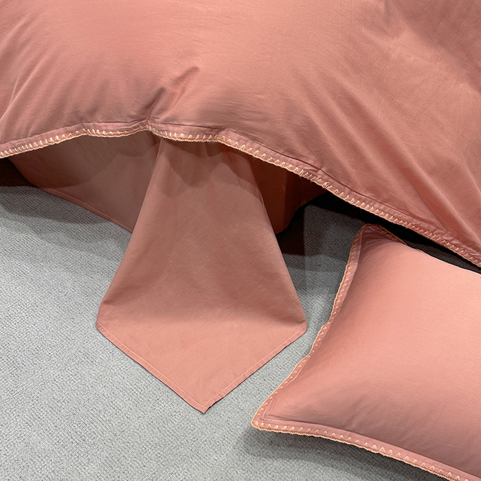 91家纺网 家纺一手货源 找家纺 2025新款13374全棉母婴级贝壳绣宽边枕套纯色刺绣三角针四件套全棉贡缎新疆长绒字母款 贝壳绣-奶油粉