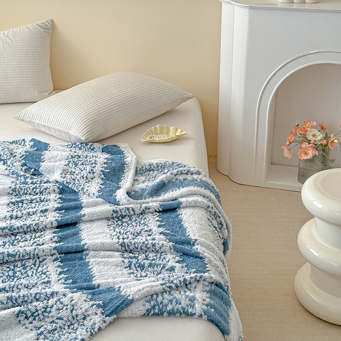 91家纺网 家纺一手货源 找家纺 枋梢家纺 2025新款ins风条纹阳离子提花保暖毛毯 蓝韵